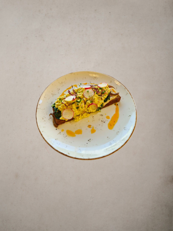 Open toast με scrambled τόφου & λάδι τρούφας